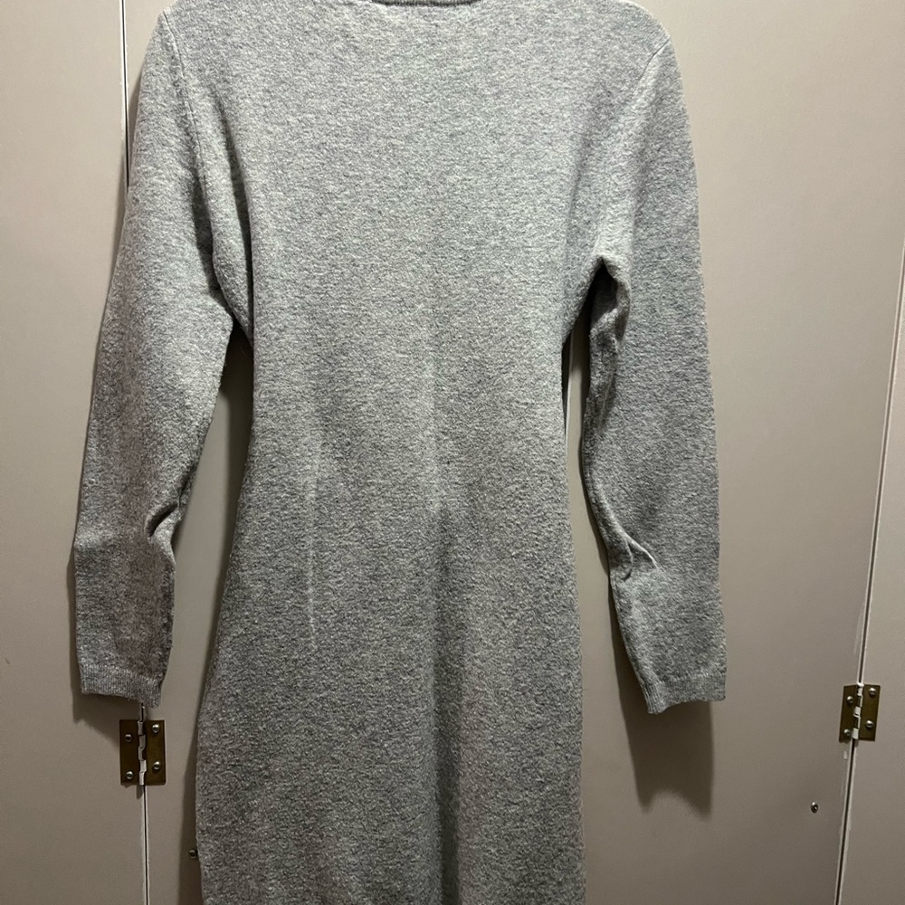 Guess Sweater Dress, size Small. Soft sweater material - Picture 3 of 4